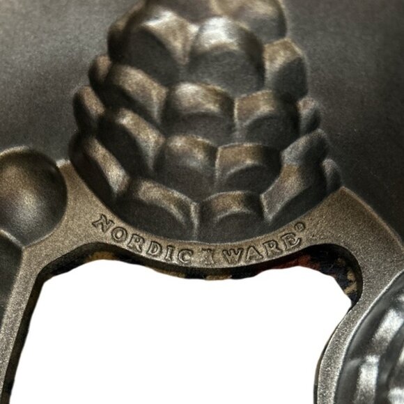 Nordic Ware Seasonal Holiday Wreath Bundt Cake Pan - Picture 6 of 7